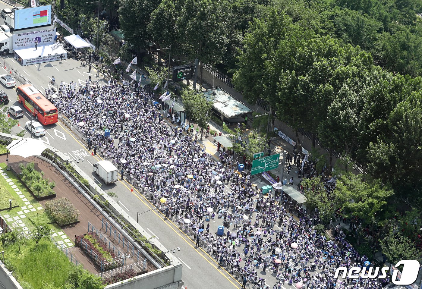 민주노총 백화점·면세점 판매서비스노동조합 조합원들이 6일 오후 서울 중구 덕수궁 대한문 앞에서 열린 총파업대회에서 안정적인 임금 및 휴일·휴식 보장, 안전한 일터 마련 등을 촉구하고 있다. 2023.7.6/뉴스1 ⓒ News1 김진환 기자