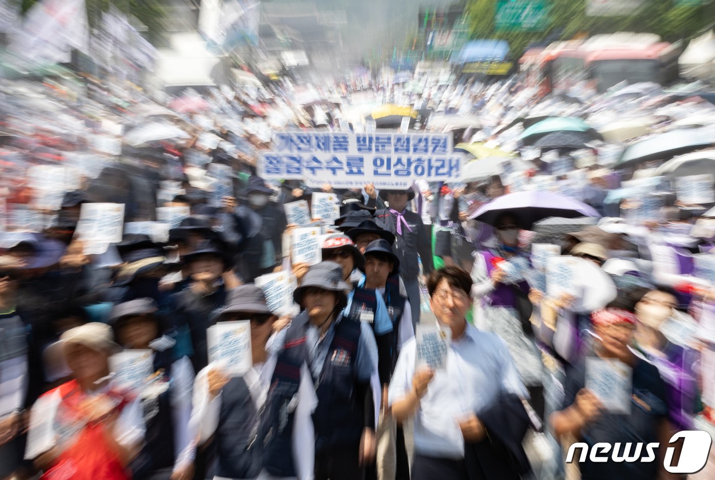 민주노총 서비스연맹 조합원들이 6일 오후 서울 중구 대한문 앞에서 열린 서비스연맹 총파업대회에서 구호를 외치고 있다. 2023.7.6/뉴스1 ⓒ News1 이재명 기자