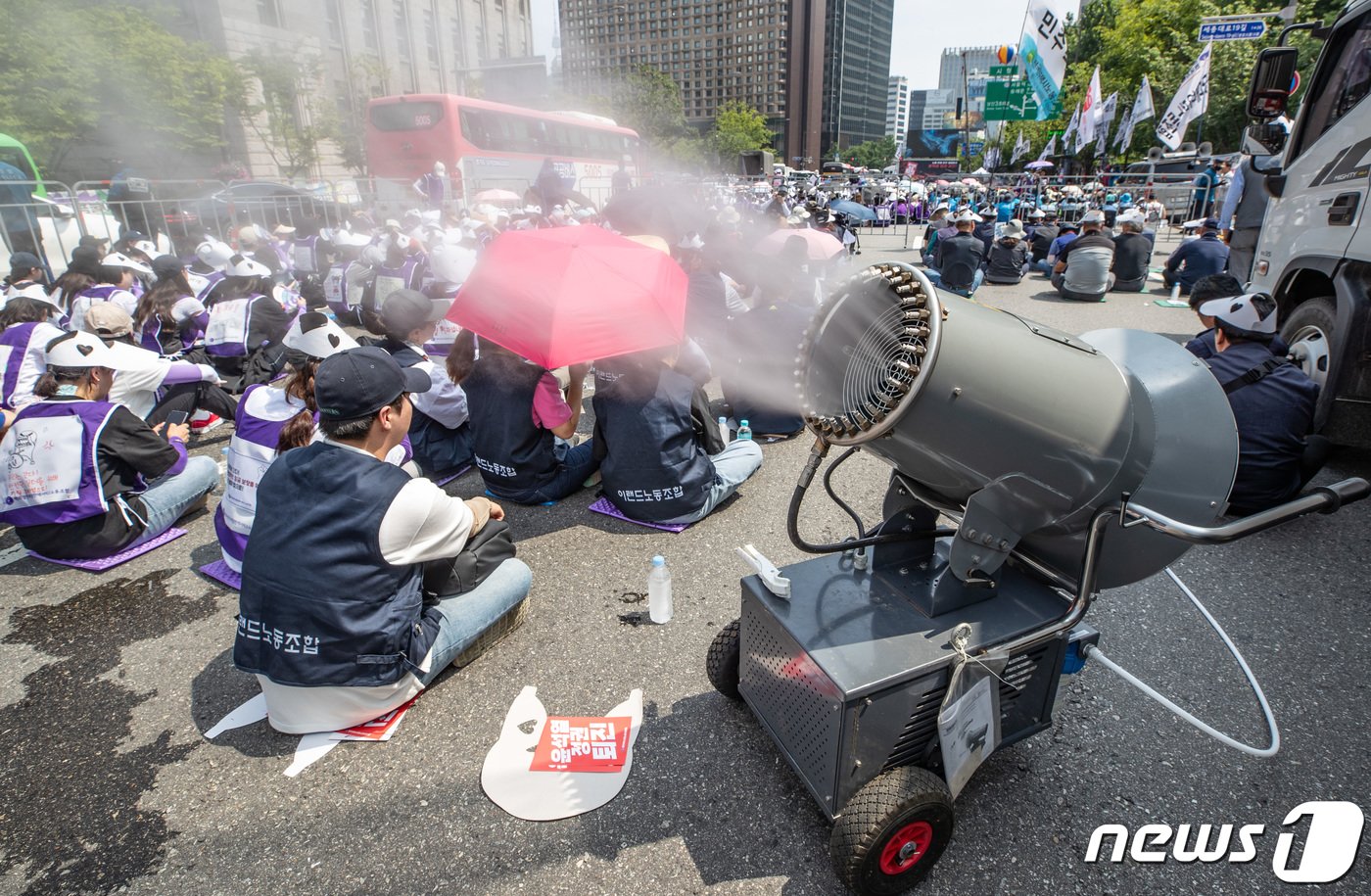 6일 오후 서울 중구 대한문 앞에서 열린 민주노총 서비스연맹 총파업대회에 쿨링포그가 설치돼 있다. 2023.7.6/뉴스1 ⓒ News1 이재명 기자