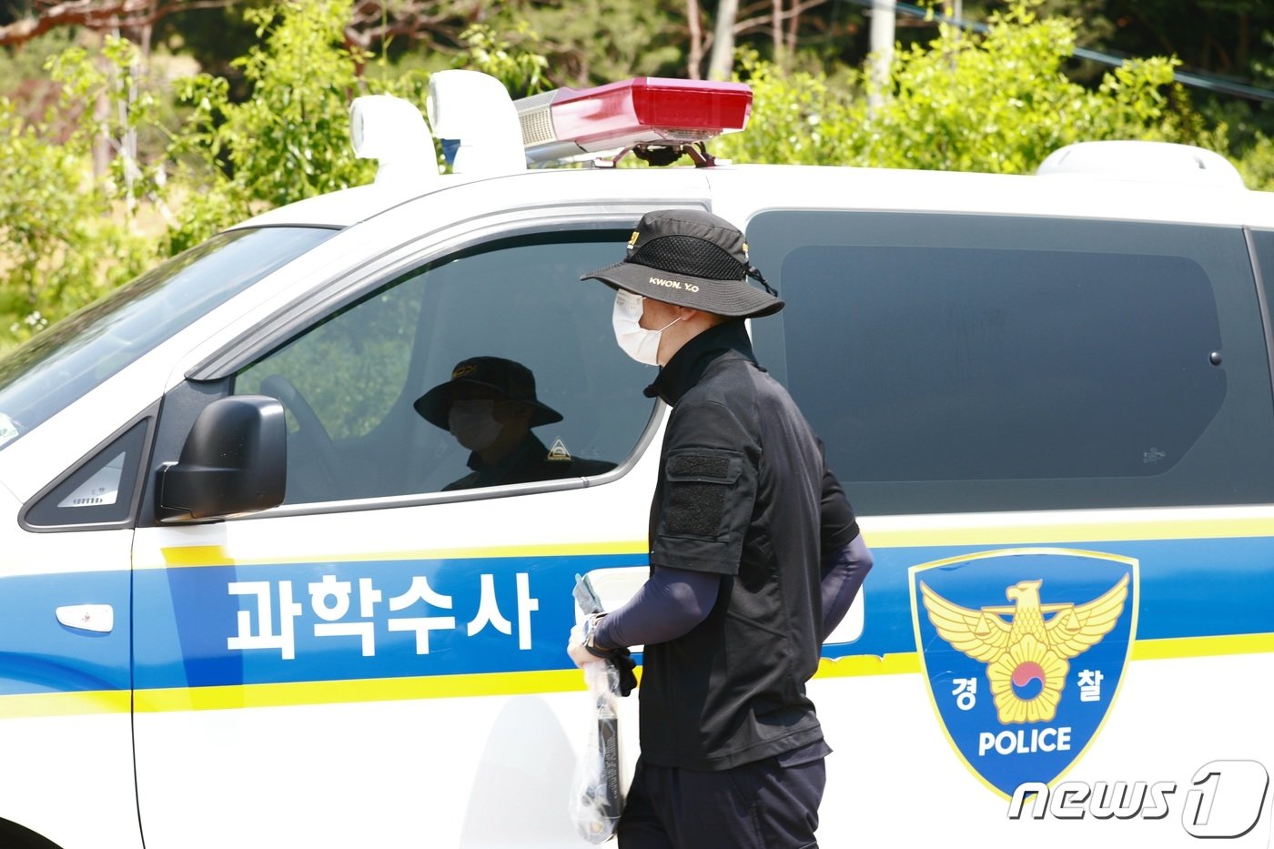 본문 이미지 - 경기 용인에서 병원에서 출산한 영아를 살해하고 시신을 유기한 친부가 긴급 체포됐다. 경기 용인동부경찰서는 살인 및 사체유기 혐의로 A씨를 6일 새벽 2시 30분께 긴급체포했다고 밝혔다. A씨는 지난 2015년 3월 아내 B씨와 사이에서 태어난 남자아이를 살해한 뒤 시신을 유기한 혐의를 받고 있다. (경기남부청 제공)2023.7.6/뉴스1