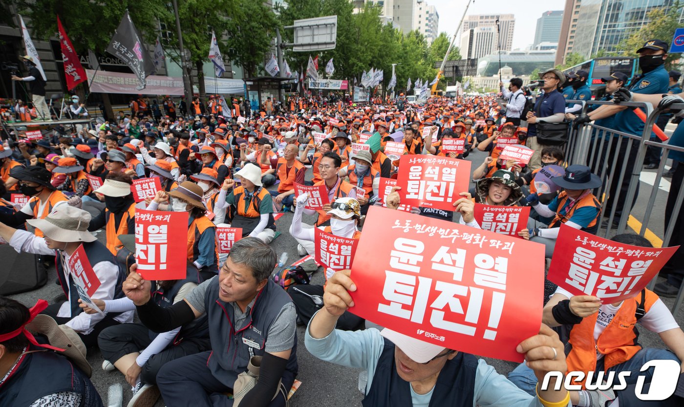 민주노총 조합원들이 6일 오후 서울 세종대로에서 열린 민주노총 전국노동자대회에서 구호를 외치고 있다. 2023.7.6/뉴스1 ⓒ News1 이재명 기자