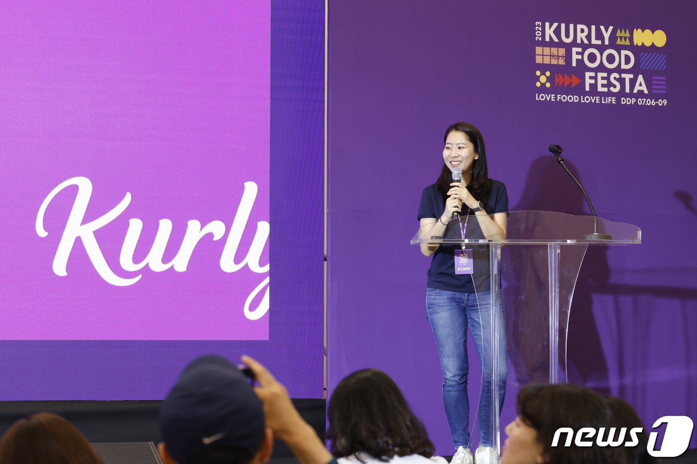 본문 이미지 - 김슬아 컬리 대표가 '2023 컬리 푸드 페스타'에서 지속가능한 유통 생태계에 대해 이야기를 하고 있다.(컬리 제공)