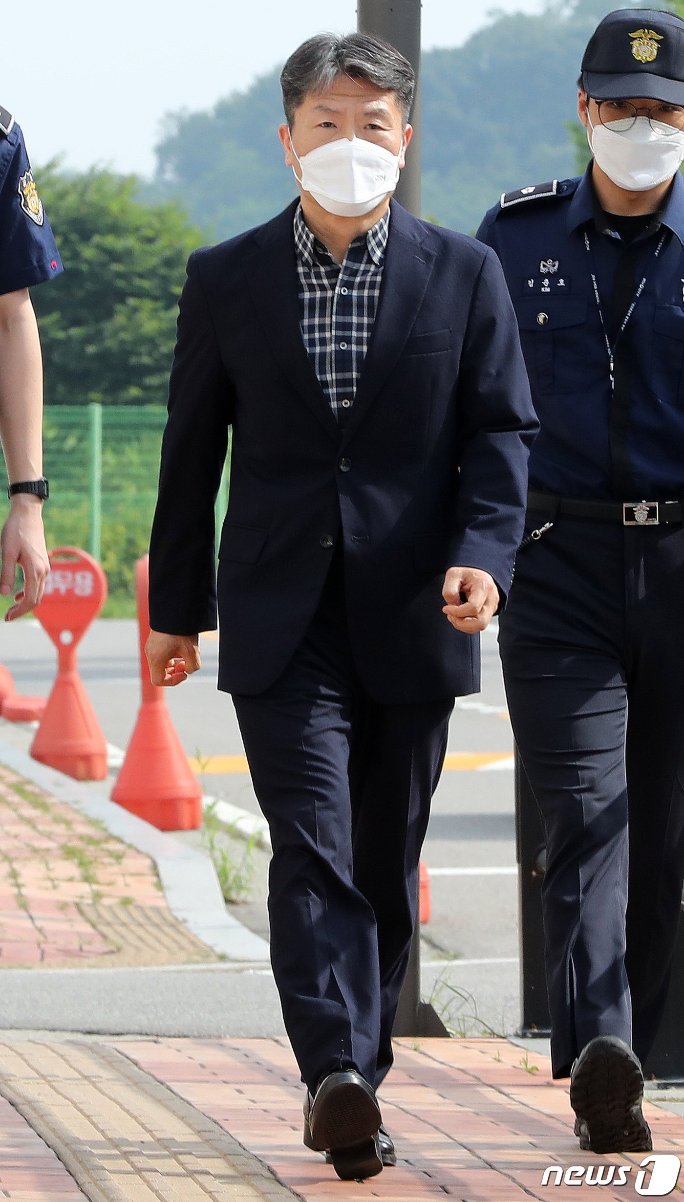 본문 이미지 - 이태원 참사 부실 대응 의혹 등을 받는 이임재 전 서울 용산경찰서장이 6일 오후 구로구 서울남부구치소에서 보석으로 석방돼 나오고 있다. 2023.7.6/뉴스1 ⓒ News1 박세연 기자