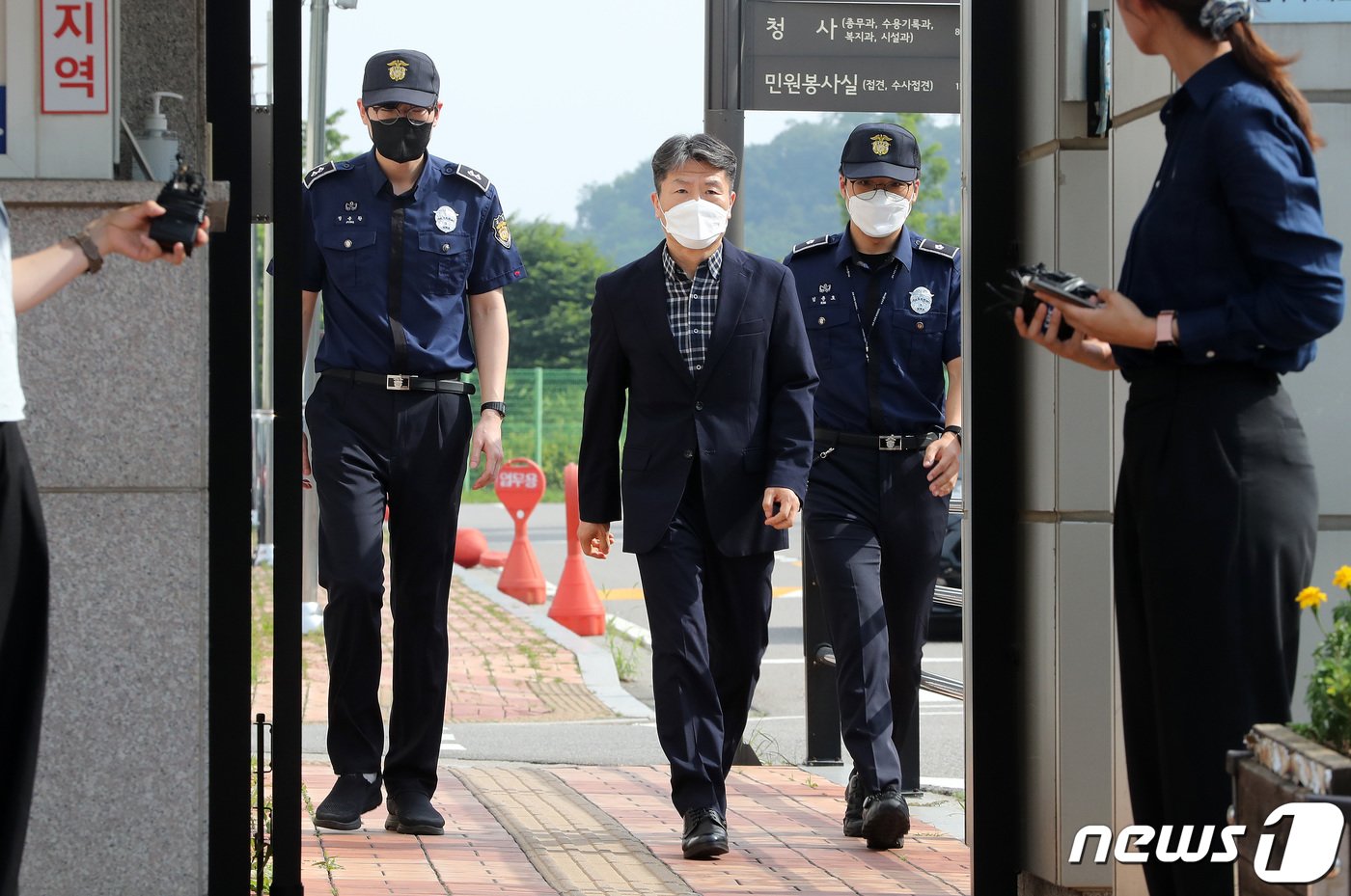 본문 이미지 - 이태원 참사 부실 대응 의혹 등을 받는 이임재 전 서울 용산경찰서장이 6일 오후 구로구 서울남부구치소에서 보석으로 석방돼 나오고 있다. 이날 서울서부지법 형사합의11부(부장 배성중)는 이 전 서장과 송병주 전 용산서 112상황실장의 보석 청구를 인용했다. 2023.7.6/뉴스1 ⓒ News1 박세연 기자