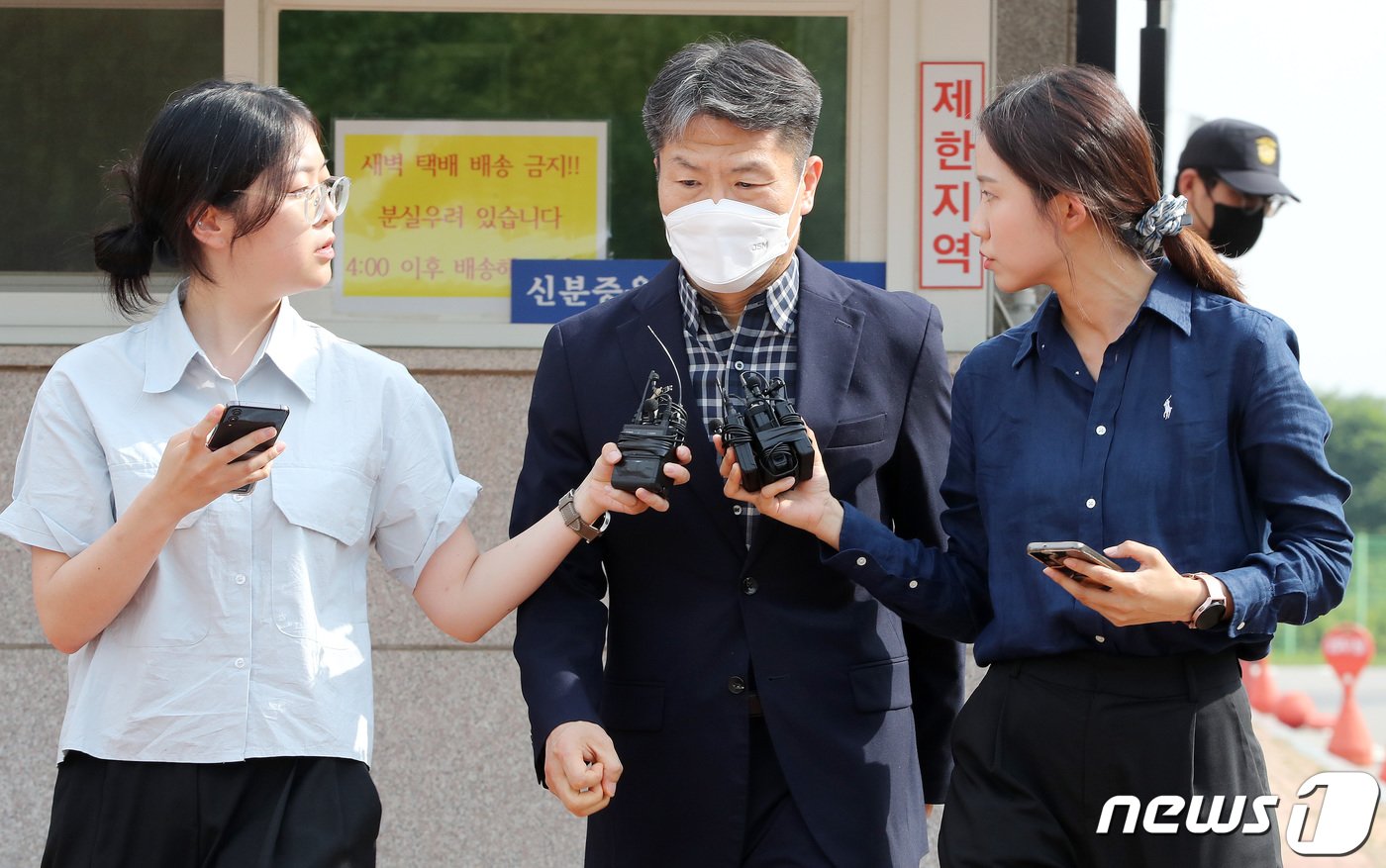 이태원 참사 부실 대응 의혹 등을 받는 이임재 전 서울 용산경찰서장이 6일 오후 구로구 서울남부구치소에서 보석으로 석방돼 나오고 있다. 2023.7.6/뉴스1 ⓒ News1 박세연 기자