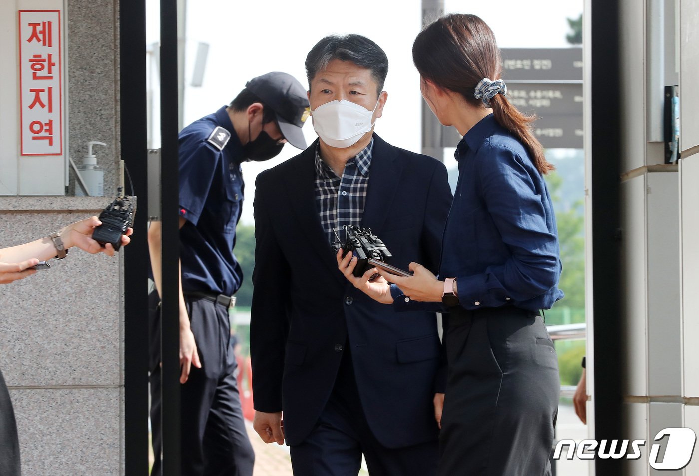 본문 이미지 - 이태원 참사 부실 대응 의혹 등을 받는 이임재 전 서울 용산경찰서장이 6일 오후 구로구 서울남부구치소에서 보석으로 석방돼 나오고 있다.. 2023.7.6/뉴스1 ⓒ News1 박세연 기자