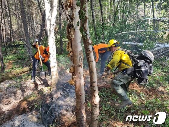 대한민국 해외긴급구호대(KDRT) 소방대원이 미국 소방대원과 함께 캐나다에서 산불 진화 작업을 펼치고 있다. (외교부 제공) 2023.7.6./뉴스1
