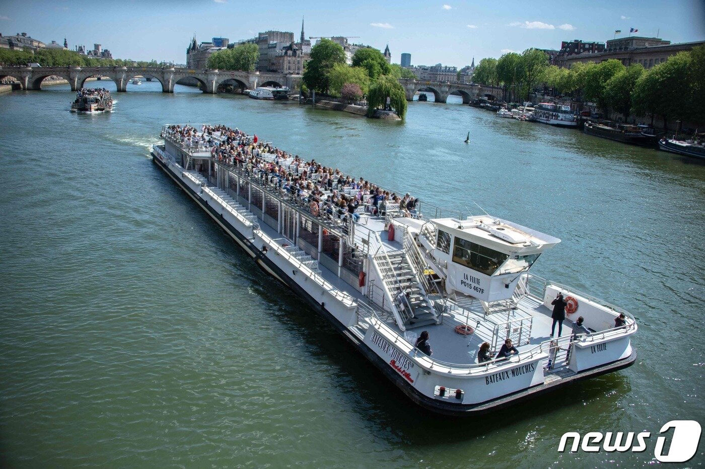 본문 이미지 - 프랑스 파리 명물 중 하나로 센강을 오가는 유람선인 바토무슈ⓒ AFP=뉴스1