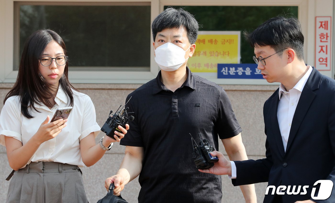 본문 이미지 - 이태원 참사 부실 대응 의혹 등을 받는 송병주 전 서울용산경찰서 112상황실장이 6일 오후 구로구 서울남부구치소에서 보석으로 석방돼 나오고 있다. 이날 서울서부지법 형사합의11부(부장 배성중)는 이임재 전 용산경찰서장과 송병주 전 용산서 112상황실장의 보석 청구를 인용했다. 2023.7.6/뉴스1 ⓒ News1 박세연 기자