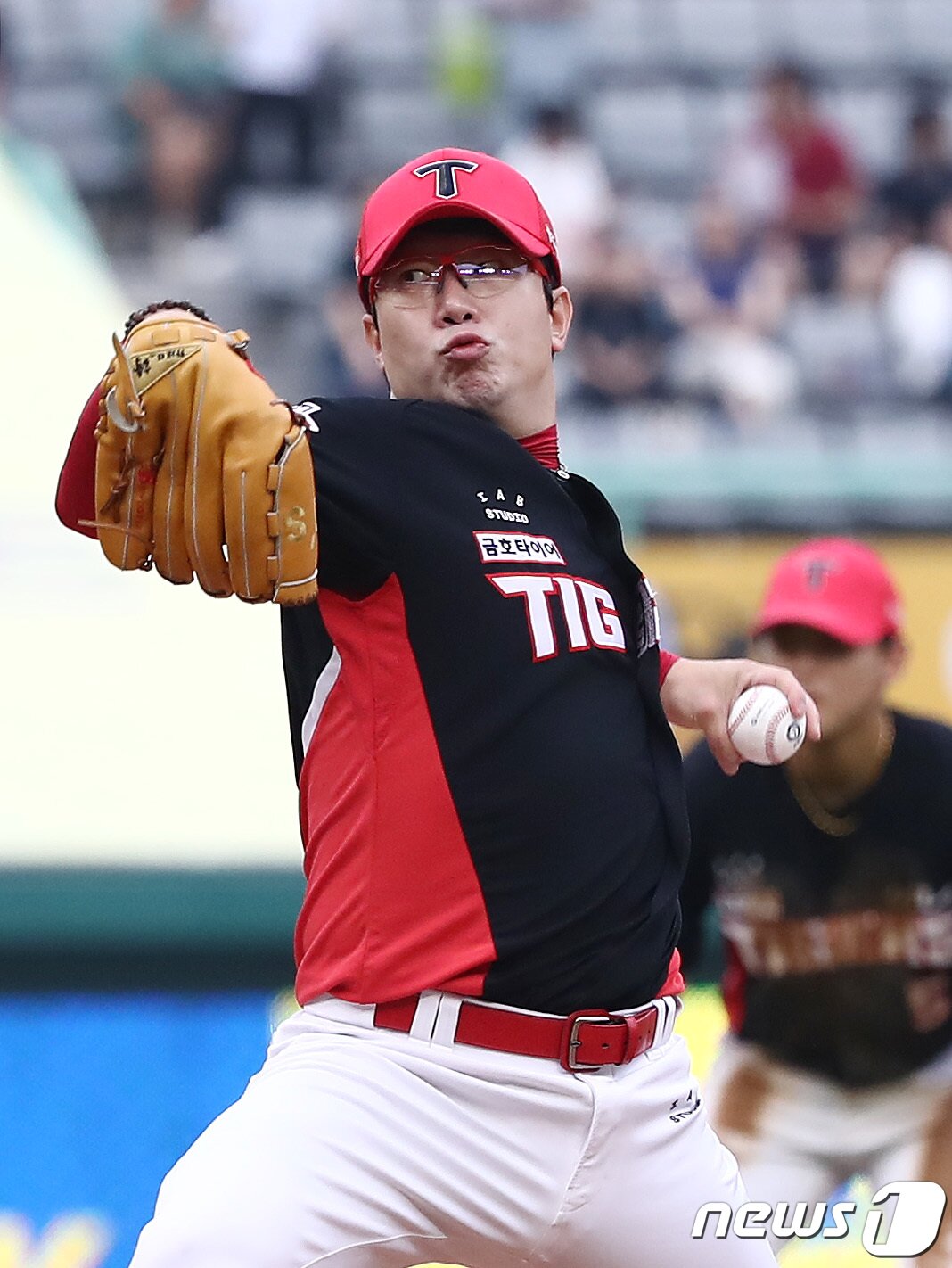 본문 이미지 - 6일 오후 인천 미추홀구 SSG 랜더스 필드에서 열린 '2023 신한 SOL KBO리그 KIA 타이거즈와 SSG 랜더스'의 경기 1회말 KIA 선발 양현종이 역투하고 있다. 2023.7.6/뉴스1 ⓒ News1 김민지 기자