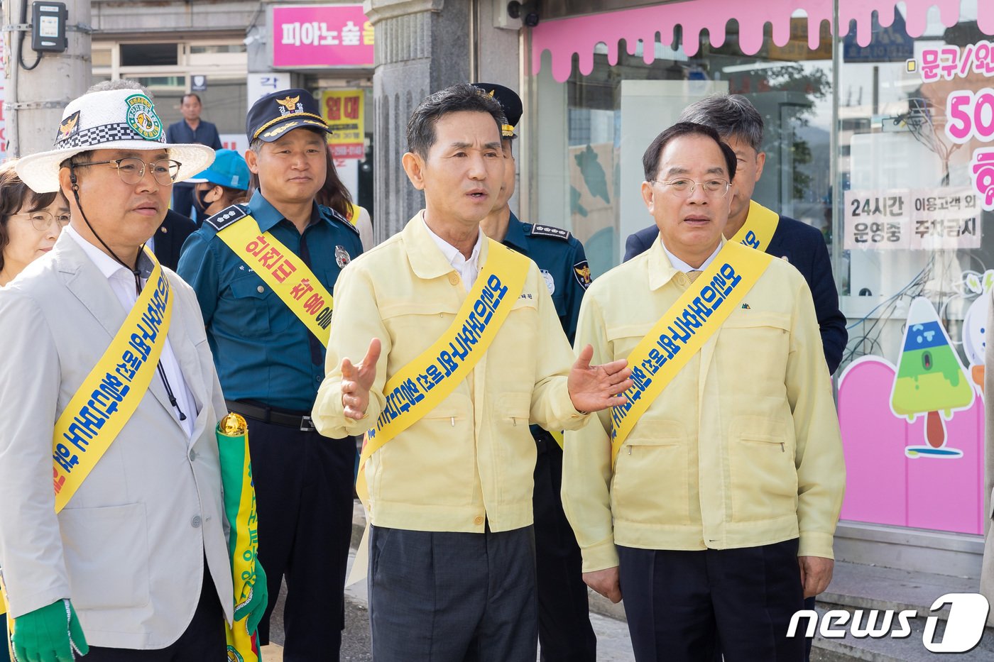 오태원 부산 북구청장이 통학로안전캠페인을 하고 있다&#40;북구청 제공&#41;