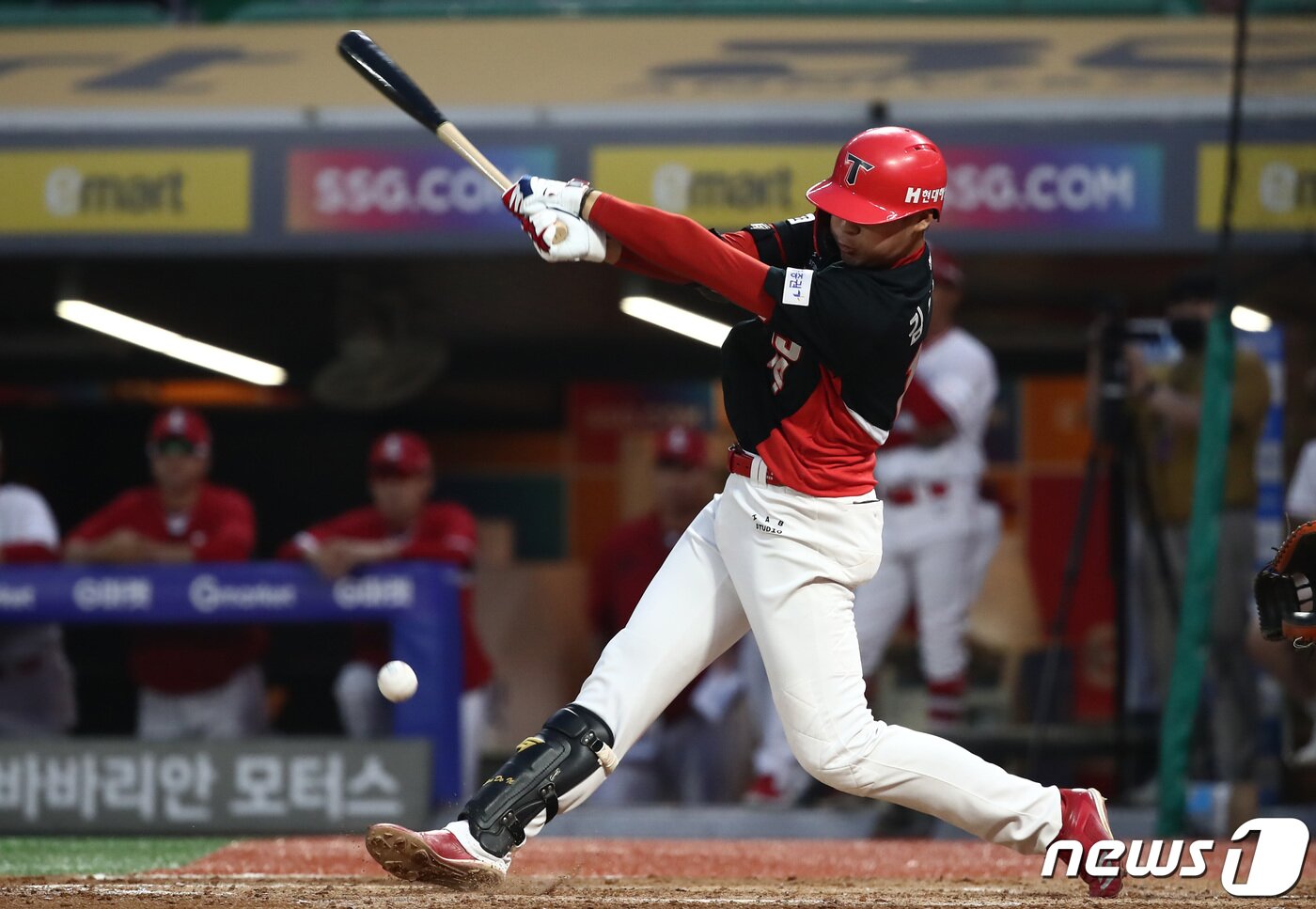 본문 이미지 - 6일 오후 인천 미추홀구 SSG 랜더스 필드에서 열린 &#39;2023 신한 SOL KBO리그 KIA 타이거즈와 SSG 랜더스&#39;의 경기 4회초 1사 만루 상황에서 KIA 김규성이 2타점 적시타를 치고 있다. 2023.7.6/뉴스1 ⓒ News1 김민지 기자