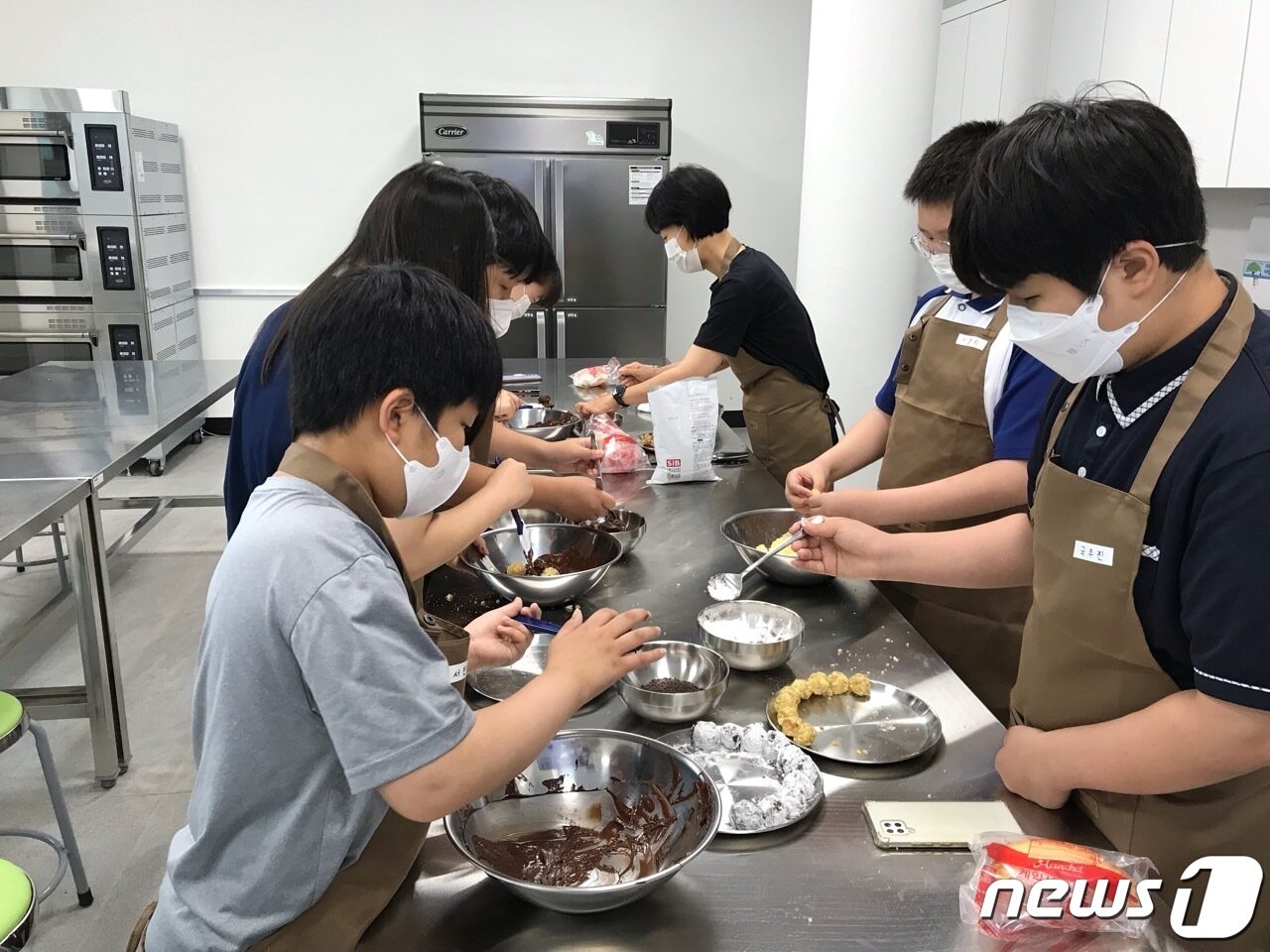 본문 이미지 - 지난해 김해행복교육지구 학생중심 마을학교에서 제빵 수업을 하고 있다.(경남도교육청 제공)