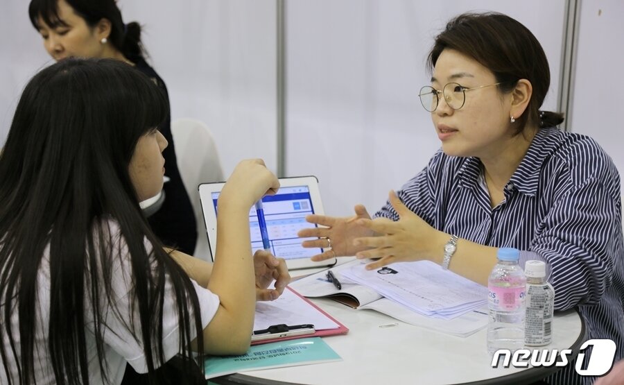 본문 이미지 - 단국대 입학사정관이 수험생에게 수시전형에 대해 상담하고 있다.(단국대 제공)