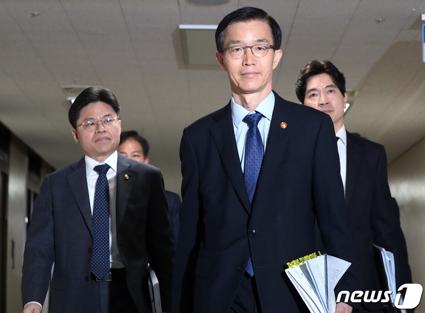 본문 이미지 - 방문규 국무조절실장이 7일 오전 서울 종로구 세종대로 정부서울청사에서 후쿠시마 오염수 방류 대응 정부 합동 브리핑을 하기 위해 이동하고 있다. 2023.7.7/뉴스1 ⓒ News1 김명섭 기자