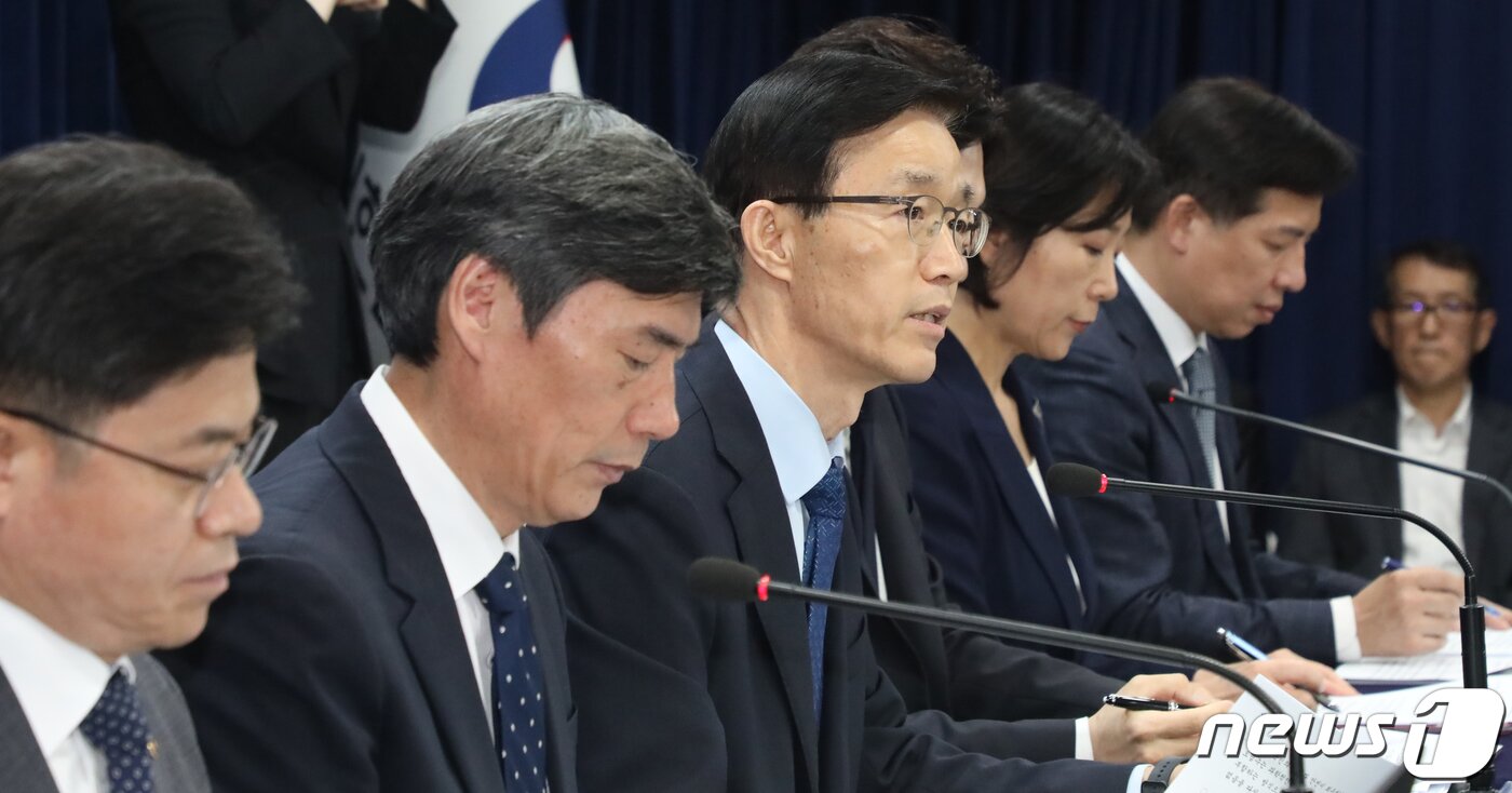 본문 이미지 - 방문규 국무조절실장이 7일 오전 서울 종로구 세종대로 정부서울청사에서 후쿠시마 오염수 방류 대응 정부 합동 브리핑을 하고 있다. 2023.7.7/뉴스1 ⓒ News1 김명섭 기자