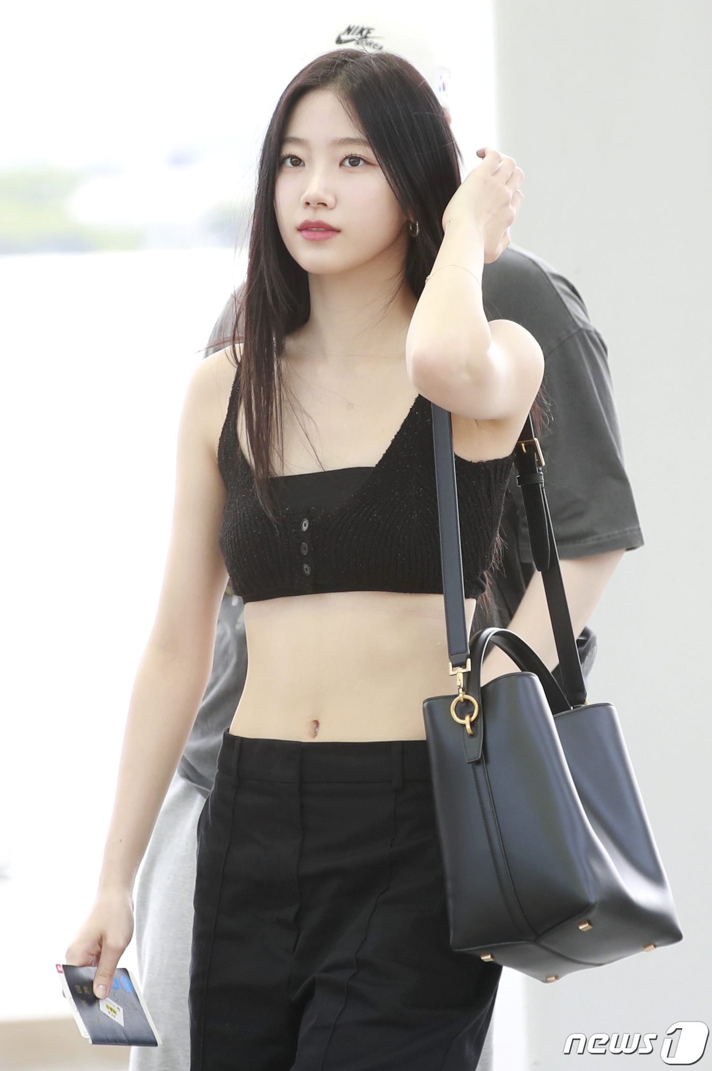 (인천공항=뉴스1) 권현진 기자 = 그룹 르세라핌 카즈하가 해외 일정차 7일 인천국제공항을 통해 마카오로 출국하고 있다. 2023.7.7/뉴스1