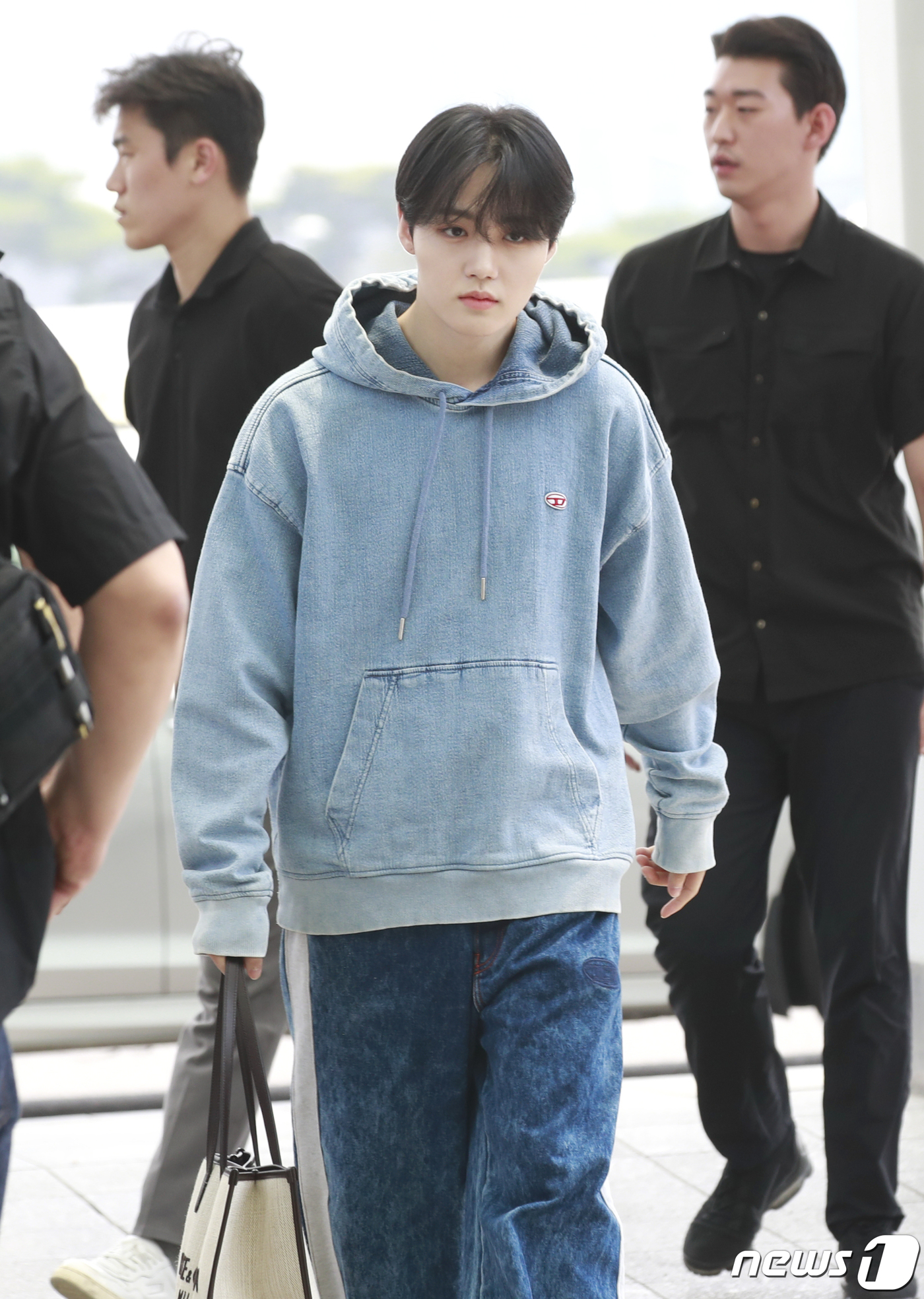 (인천공항=뉴스1) 권현진 기자 = 그룹 트레저 도영이 'TMEA Tencent Music Entertainment Awards 2023 in Macau' 참석을 위해 7일 인천국 …