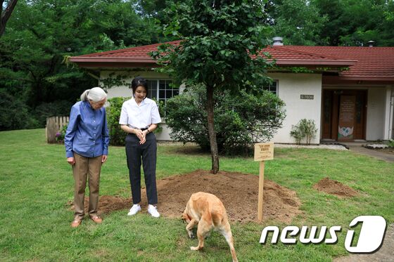 김건희 여사가 7일 서울 용산어린이정원 내 어린이 환경·생태 교육관 예정지에서 영장류학자이자 환경운동가인 제인 구달(Jane Goodall) 박사와 기념 식수를 마친 뒤 은퇴 안내견 새롬이를 보며 대화하고 있다. (대통령실 제공) 2023.7.7/뉴스1 © News1 안은나 기자