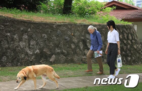 김건희 여사가 7일 서울 용산어린이정원에서 영장류학자이자 환경운동가인 제인 구달(Jane Goodall) 박사와 어린이 환경·생태 교육관 예정지로 향하고 있다. 왼쪽은 윤석열 대통령 부부 반려견 새롬이. (대통령실 제공) 2023.7.7/뉴스1 © News1 안은나 기자