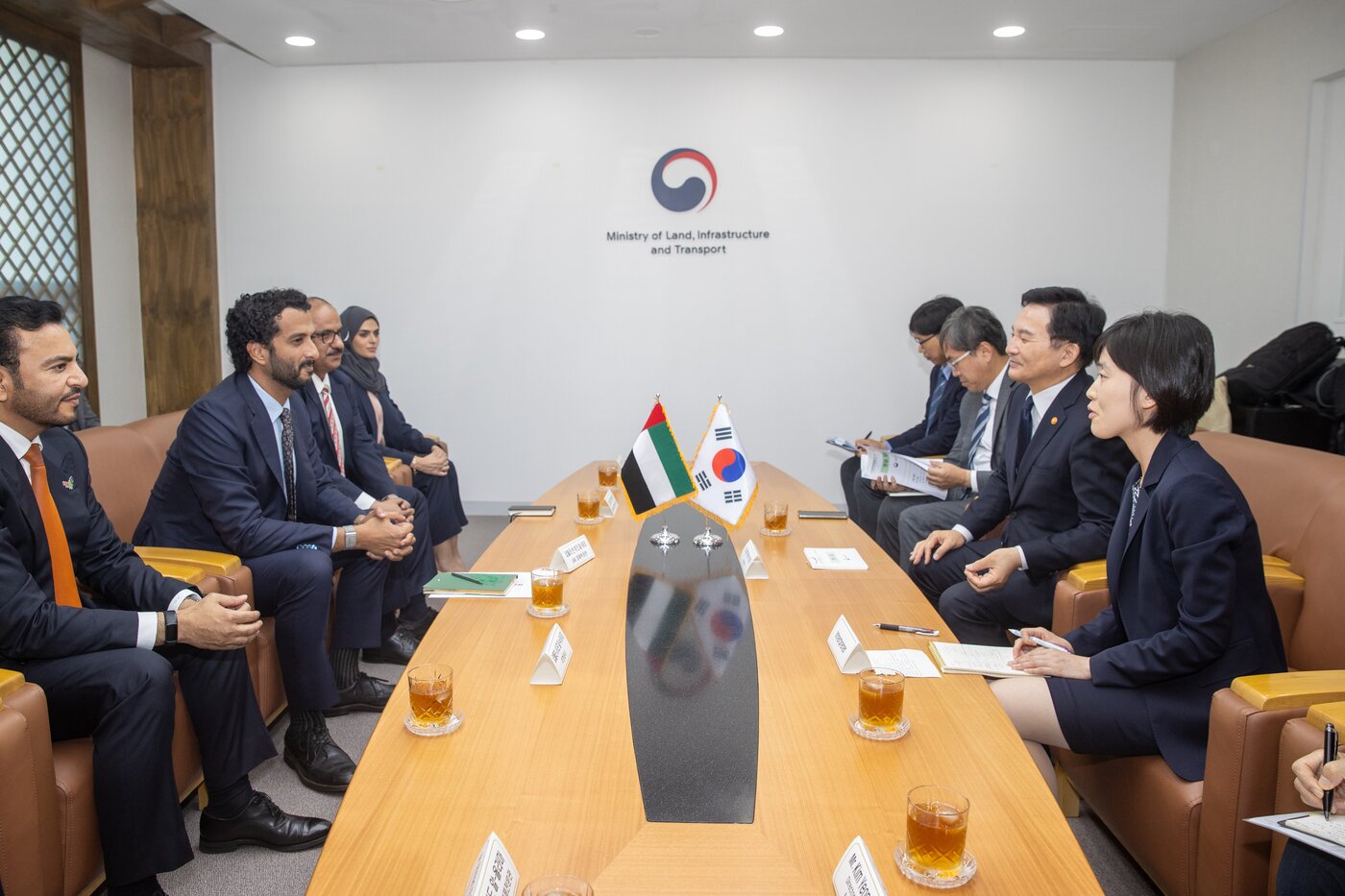 본문 이미지 - 원희룡 국토부 장관이 7일 압둘라 알 마리(Abdullah Al Marri) UAE 경제부 장관과 만나 양국의 에너지·건설 인프라 협력을 강화하고 문화적·인적 교류 확대 방안에 대해 논의하고 있다./국토부 제공