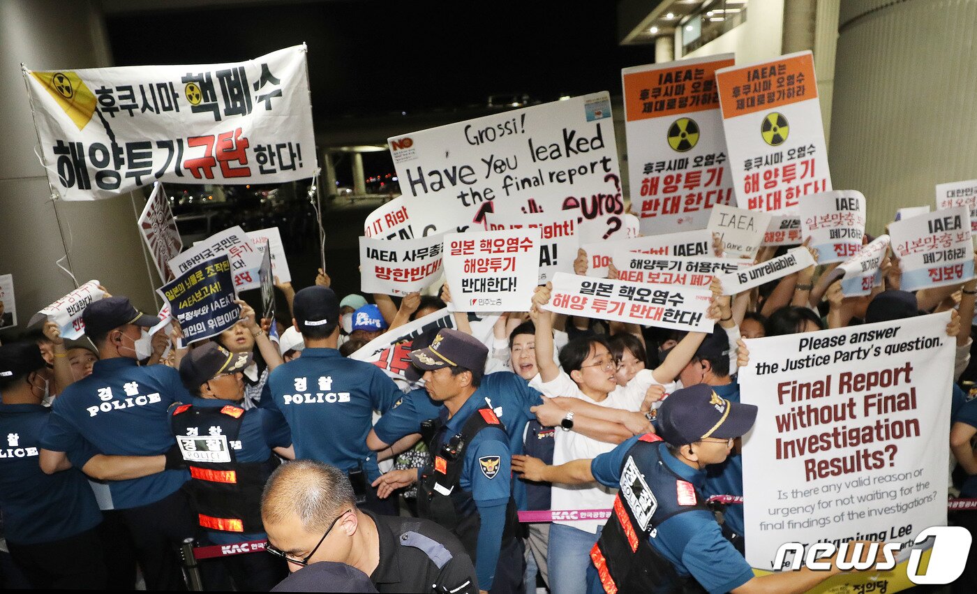 본문 이미지 - 라파엘 그로시 국제원자력기구(IAEA) 사무총장의 입국이 예정된 7일 저녁 서울 강서구 김포공항 국제선에서 정의당과 민주노총을 비롯한 시민단체 회원들이 후쿠시마 원전 오염수 해양 방류를 규탄하며 손 피켓 시위를 하고 있다. 그로시 사무총장의 이번 방한은 일본의 최인접국인 한국에 후쿠시마 원전 오염수 해양 방류와 관련한 IAEA의 종합 보고서 내용을 설명하기 위한 행보로 박진 외교부 장관과 유국희 원자력안전위원회 위원장을 만나는 등 2박3일 일정을 소화할 예정이다. 2023.7.7/뉴스1 ⓒ News1 이동해 기자