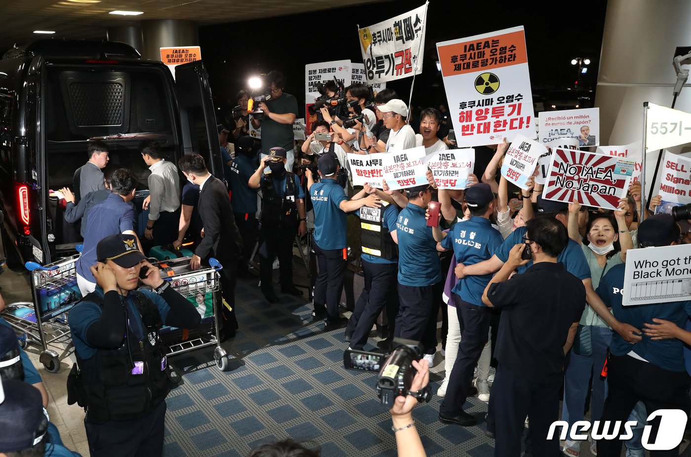 라파엘 그로시 국제원자력기구&#40;IAEA&#41; 사무총장이 7일 오후 서울 강서구 김포국제공항을 통해 입국한 가운데 입국장 인근에서 관계자들의 짐이 옮겨지고 있다. &#40;공동취재&#41; 2023.7.8/뉴스1 ⓒ News1 이동해 기자