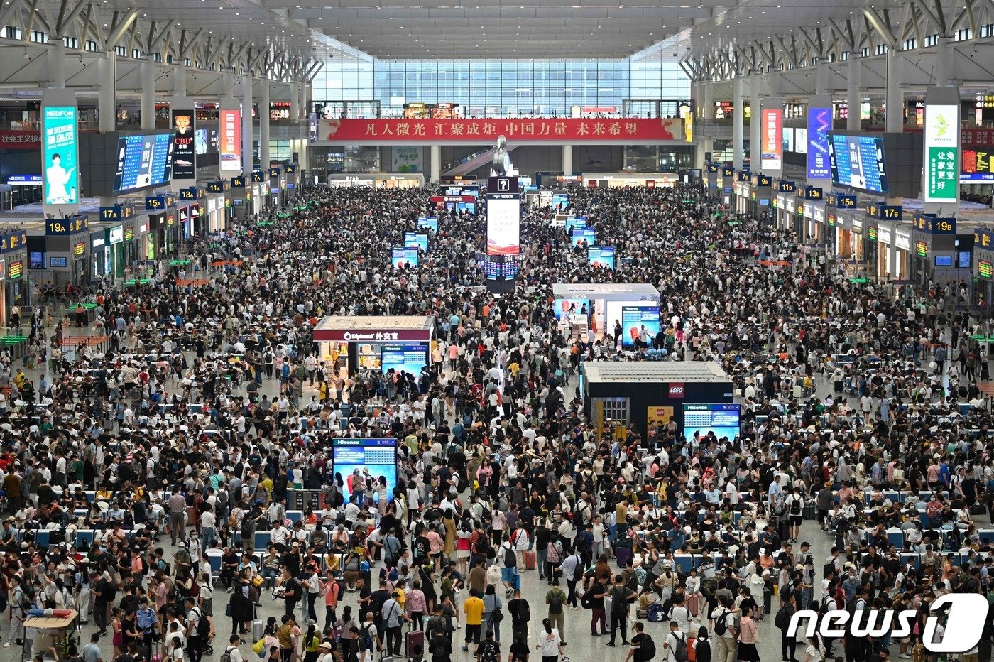 승객이 몰려 인산인해를 이루고 있는 중국 상하이 훙차오 기차역. ⓒ AFP=뉴스1 ⓒ News1 