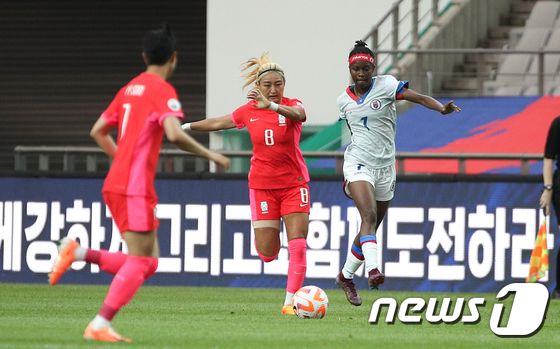 조소현이 8일 서울 마포구 상암동 서울월드컵경기장에서 열린 대한민국 여자축구 대표팀과 아이티의 평가전에서 돌파하고 있다. 2023.7.8/뉴스1 © News1 허경 기자
