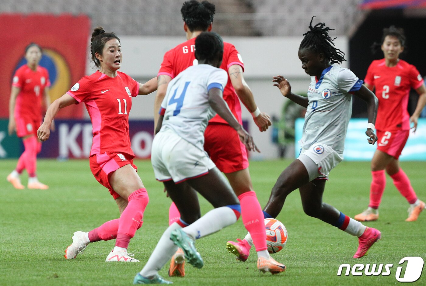 본문 이미지 - 최유리가 8일 서울 마포구 상암동 서울월드컵경기장에서 열린 대한민국 여자축구 대표팀과 아이티의 평가전에서 돌파하고 있다. 2023.7.8/뉴스1 ⓒ News1 허경 기자