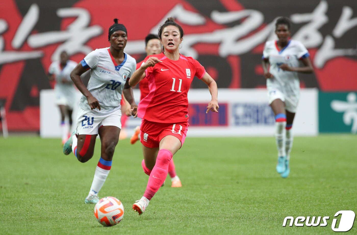 본문 이미지 - 최유리가 8일 서울 마포구 상암동 서울월드컵경기장에서 열린 대한민국 여자축구 대표팀과 아이티의 평가전에서 돌파하고 있다. 2023.7.8/뉴스1 ⓒ News1 허경 기자
