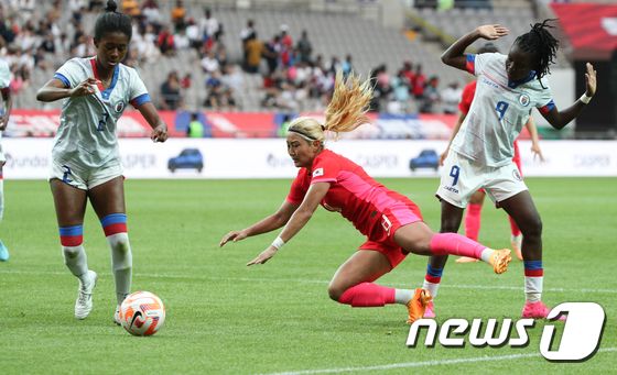 조소현이 8일 서울 마포구 상암동 서울월드컵경기장에서 열린 대한민국 여자축구 대표팀과 아이티의 평가전에서 페널티킥 파울을 얻고 있다. 2023.7.8/뉴스1 © News1 허경 기자