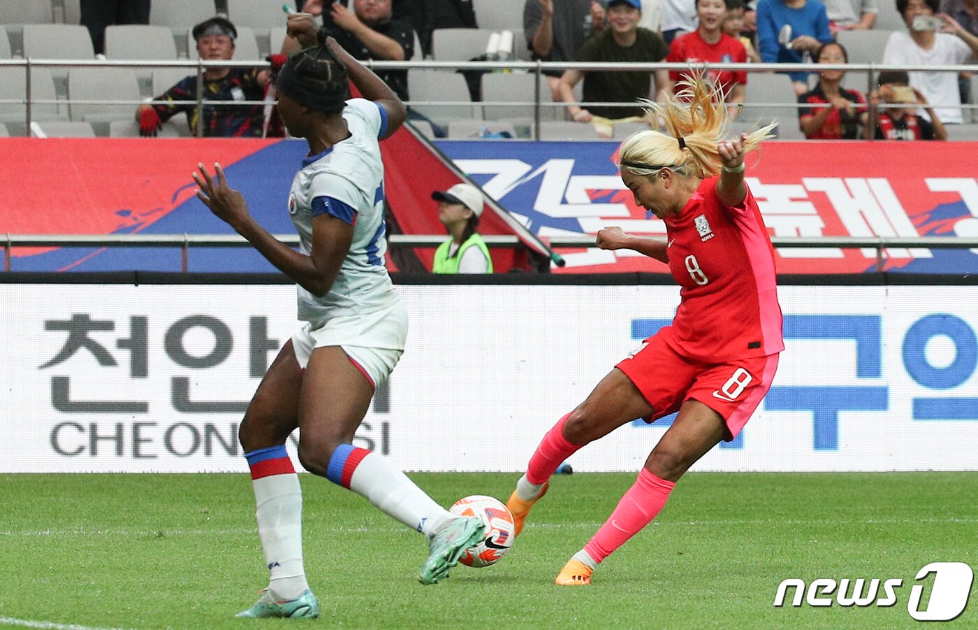 본문 이미지 - 조소현이 8일 서울 마포구 상암동 서울월드컵경기장에서 열린 대한민국 여자축구 대표팀과 아이티의 평가전에서 슛하고 있다. 2023.7.8/뉴스1 ⓒ News1 허경 기자