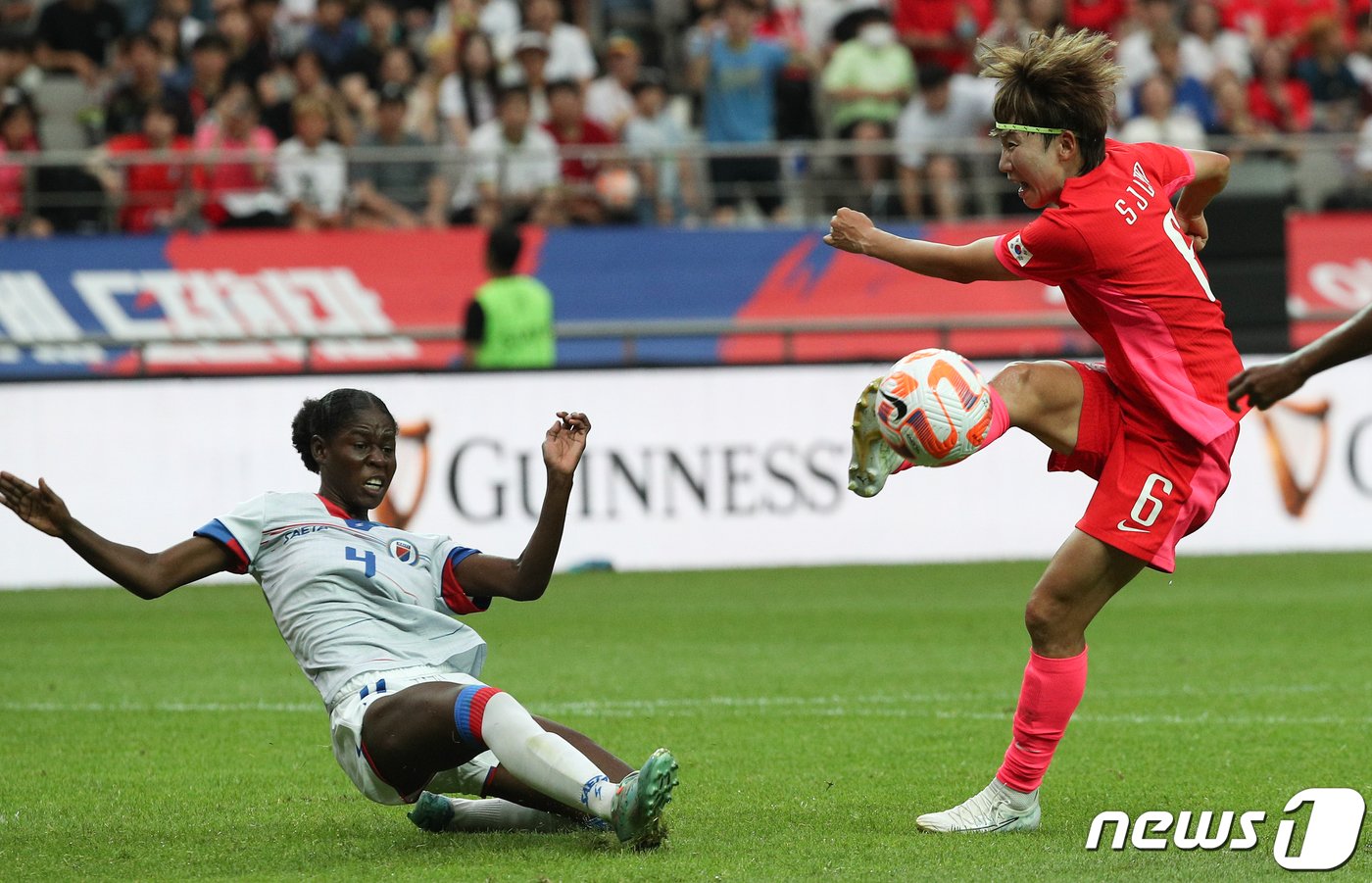 임선주가 지난 7월8일 서울 마포구 상암동 서울월드컵경기장에서 열린 대한민국 여자축구 대표팀과 아이티의 평가전에서 슛하고 있다. 2023.7.8/뉴스1 ⓒ News1 허경 기자