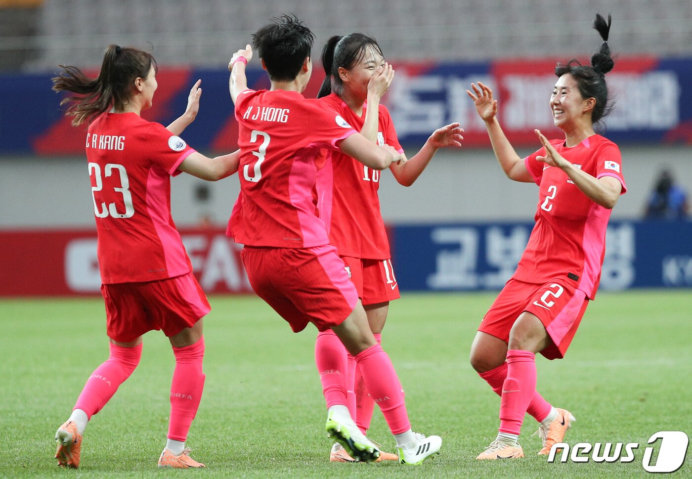 본문 이미지 - 장슬기가 8일 서울 마포구 상암동 서울월드컵경기장에서 열린 대한민국 여자축구 대표팀과 아이티의 평가전에서 중거리 역전골을 넣은 뒤 동료들의 축하를 받고 있다. 2023.7.8/뉴스1 ⓒ News1 허경 기자