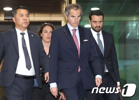 라파엘 그로시 국제원자력기구(IAEA) 사무총장이 8일 서울 종로구 외교부청사에서 박진 외교부 장관과 면담을 마친 후 이동하고 있다. (공동취재) 2023.7.8/뉴스1 © News1 유승관 기자