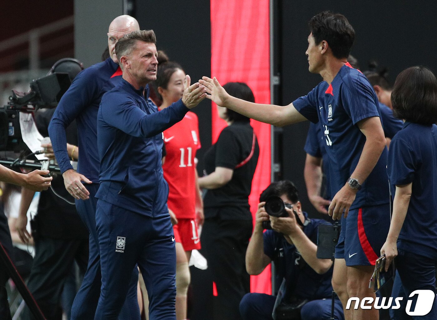 본문 이미지 - 콜린 벨 여자 축구 국가대표팀 감독이 8일 서울 마포구 상암동 서울월드컵경기장에서 열린 대한민국 여자축구 대표팀과 아이티의 평가전에서 2 대 1로 승리한 뒤 기뻐하고 있다. 2023.7.8/뉴스1 ⓒ News1 허경 기자