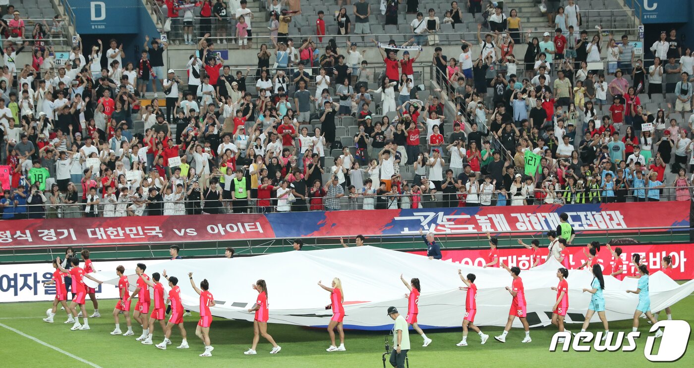 본문 이미지 - 8일 서울 마포구 상암동 서울월드컵경기장에서 열린 2023 FIFA 호주‧뉴질랜드 여자월드컵 출정식에서 선수들이 대형 태극기를 들고 팬들을 향해 손을 흔들고 있다. 2023.7.8/뉴스1 ⓒ News1 허경 기자