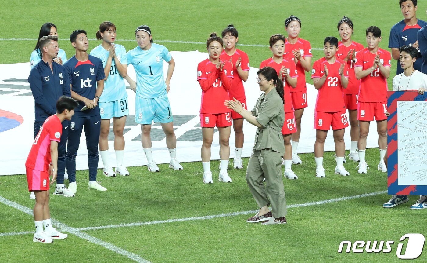 본문 이미지 - 올림픽 역도 금메달리스트인 장미란 문화체육관광부 제2차관이 8일 서울 마포구 상암동 서울월드컵경기장에서 열린 2023 FIFA 호주‧뉴질랜드 여자월드컵 출정식에서 응원 메세지를 전달하고 있다. 2023.7.8/뉴스1 ⓒ News1 허경 기자