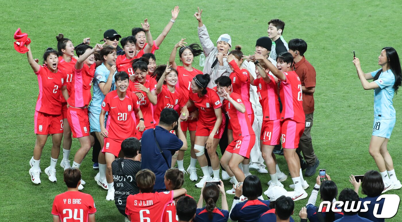 본문 이미지 - 8일 서울 마포구 상암동 서울월드컵경기장에서 열린 2023 FIFA 호주‧뉴질랜드 여자월드컵 출정식에서 선수들이 AOMG의 축하공연을 함께 즐기고 있다. 2023.7.8/뉴스1 ⓒ News1 허경 기자