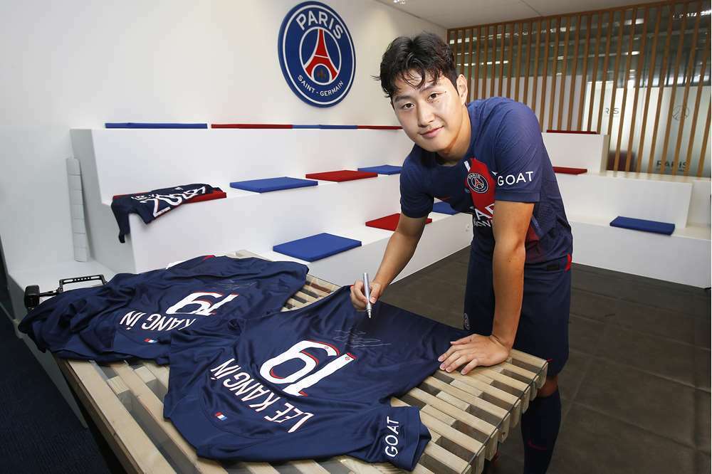 PSG에 입단한 이강인&#40;PSG 홈페이지 캡처&#41;  