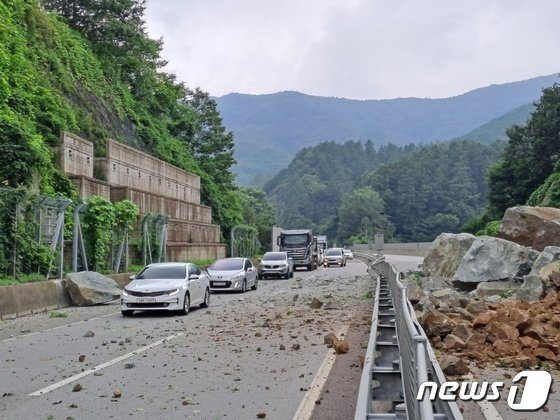 전북 완주군 상관면 인근 도로 사면이 붕괴하는 사고가 발생했다.&#40;전북소방본부 제공&#41;2023.7.8./뉴스1