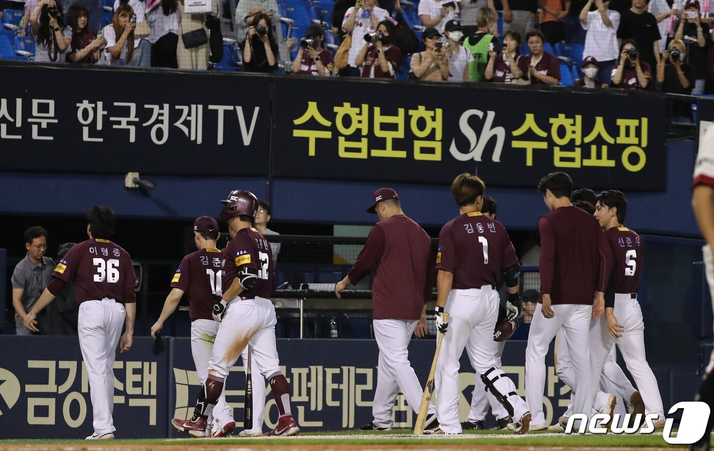 본문 이미지 - 9일 오후 서울 송파구 잠실야구장에서 열린 2023 신한 SOL KBO리그 키움 히어로즈와 두산 베어스의 경기, 2대9 대패를 당하며 4연패에 빠진 키움 선수들이 그라운드를 빠져나가고 있다. 2023.7.9/뉴스1 ⓒ News1 김진환 기자