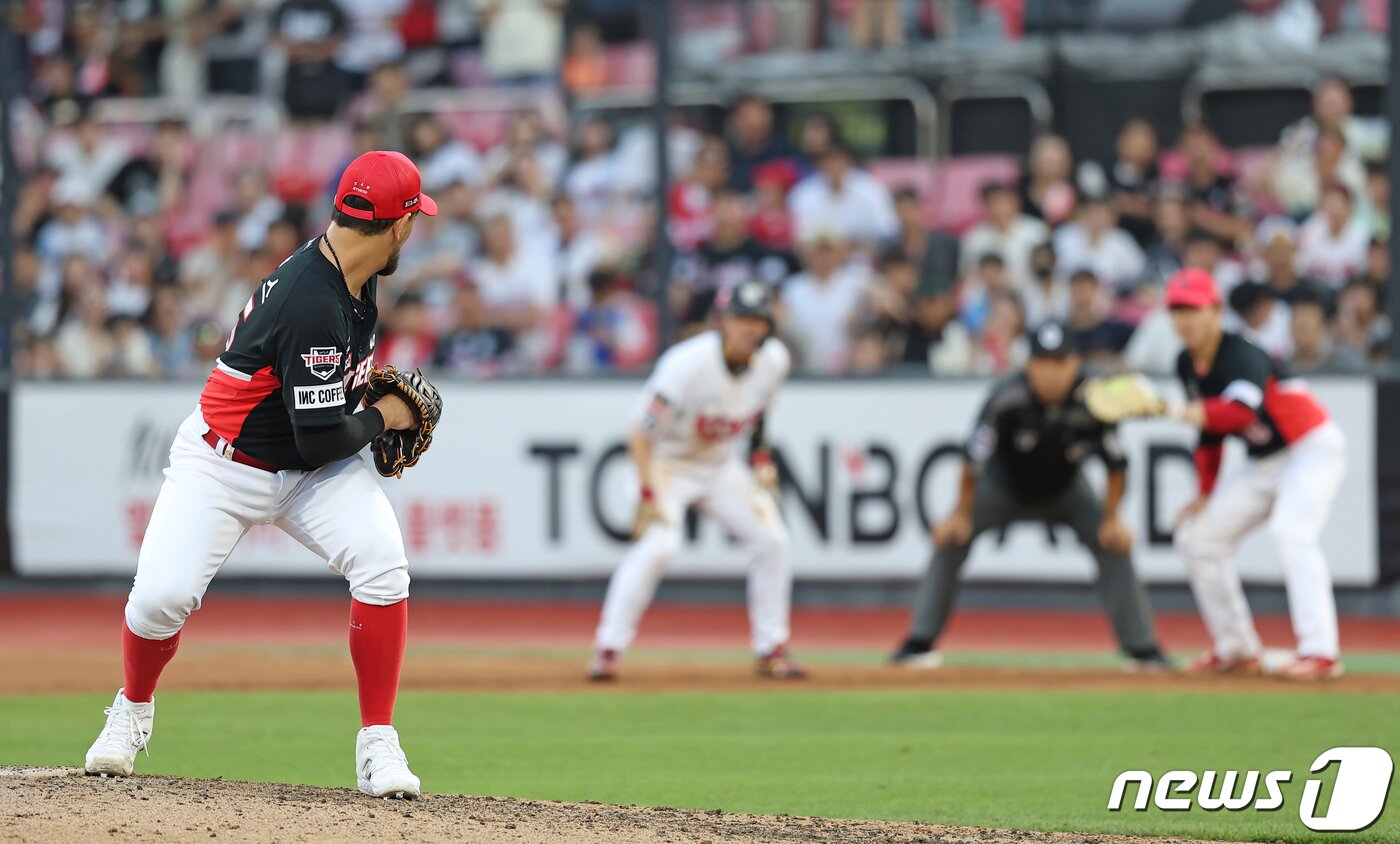 본문 이미지 - KIA 타이거즈 마리오 산체스가 9일 열린 프로야구 KT 위즈전에서 견제 동작을 취하고 있다. (KIA 제공)