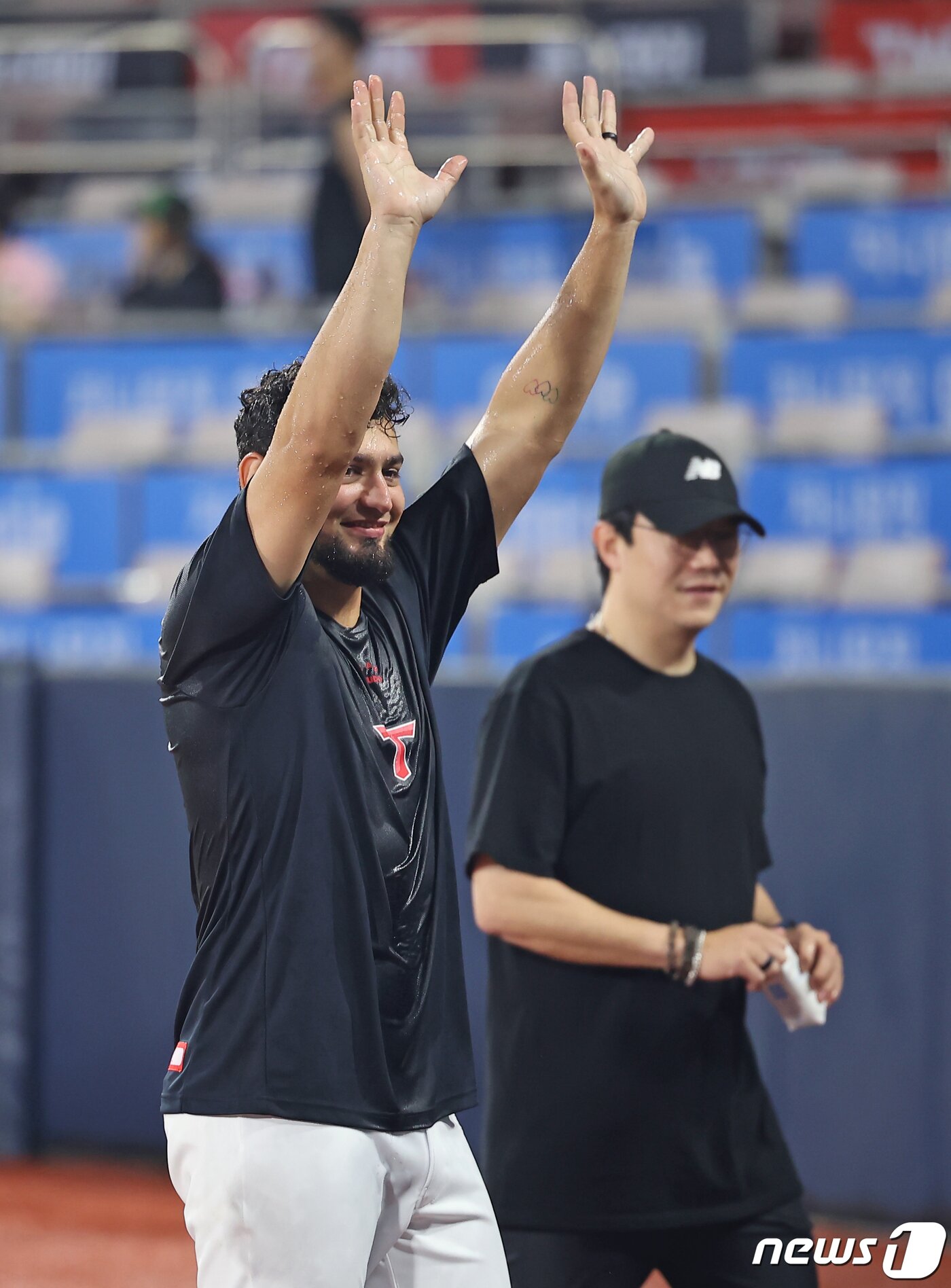 본문 이미지 - KIA 타이거즈 마리오 산체스가 9일 열린 프로야구 KT 위즈전을 마친 뒤 팬들에게 인사하고 있다. (KIA 제공)