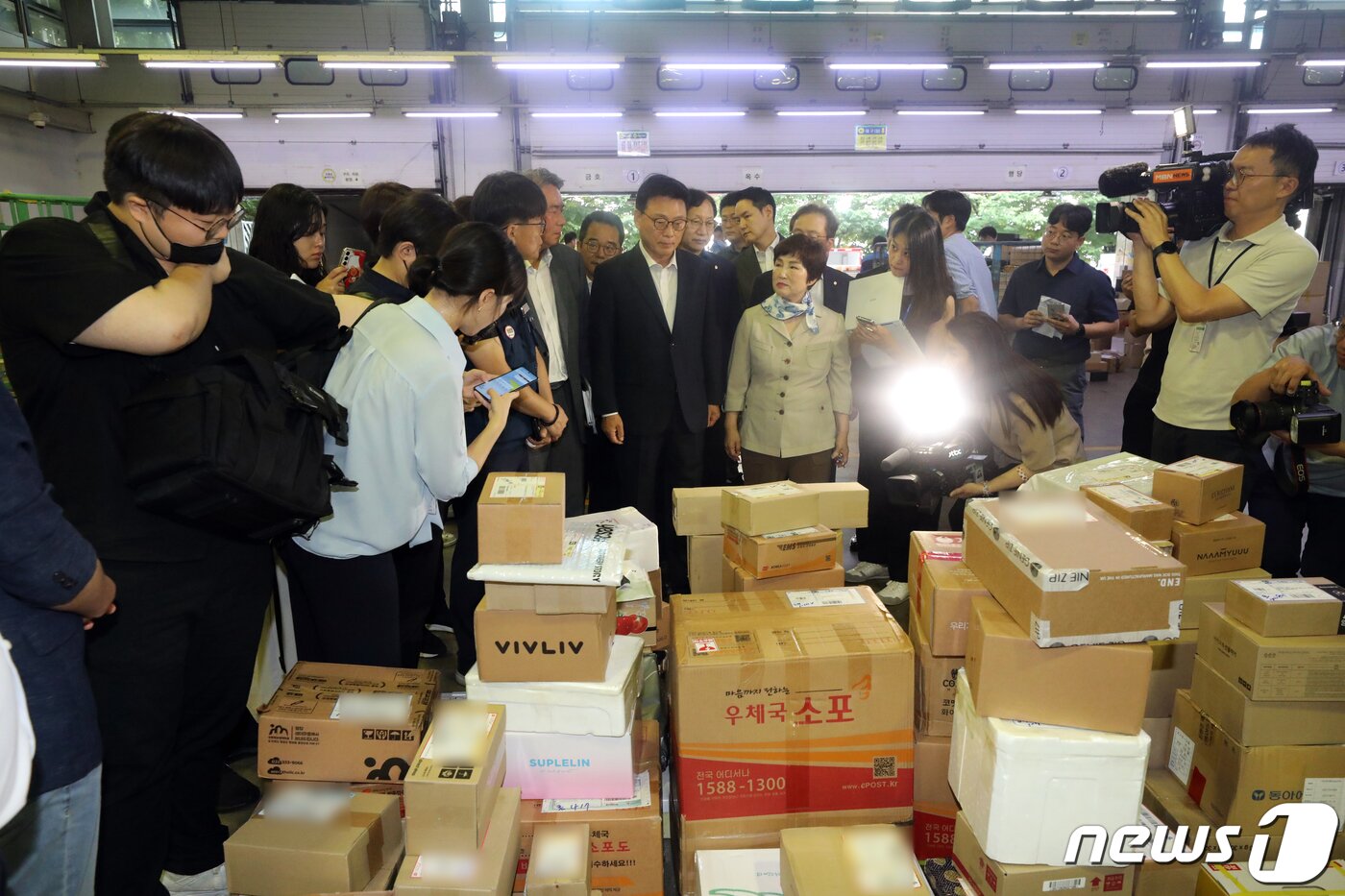 본문 이미지 - 박광온 더불어민주당 원내대표가 1일 오전 서울 광진구 동서울우편물류센터를 찾아 폭염 속 택배 노동현장을 살펴보고 있다. 2023.8.1/뉴스1 ⓒ News1 황기선 기자