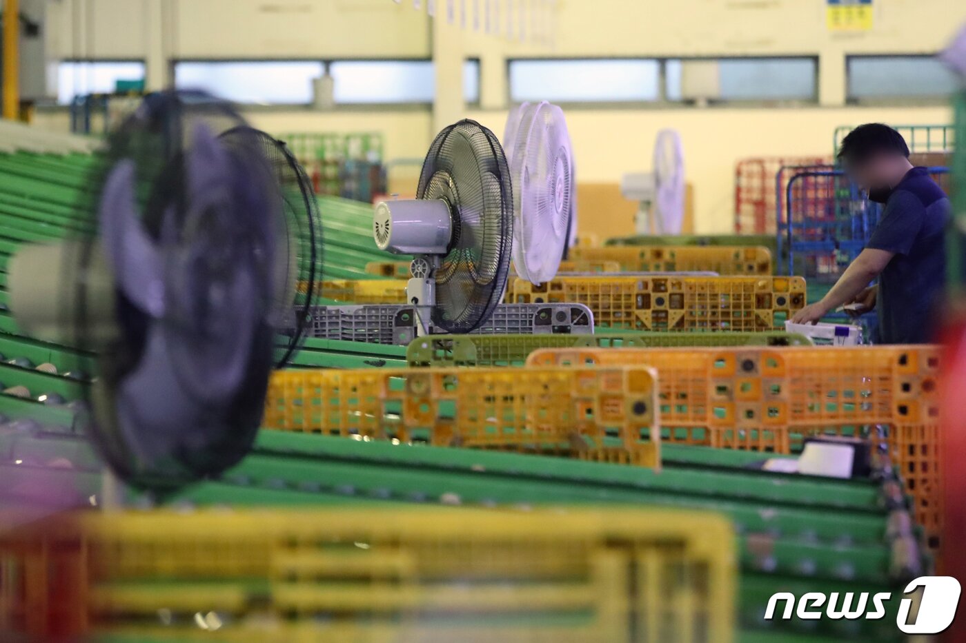 본문 이미지 - 연일 폭염이 이어지고 있는 1일 오전 서울 광진구 동서울우편물류센터에서 택배 노동자가 선풍기 바람을 맞으며 분류 작업을 하고 있다. 2023.8.1/뉴스1 ⓒ News1 황기선 기자