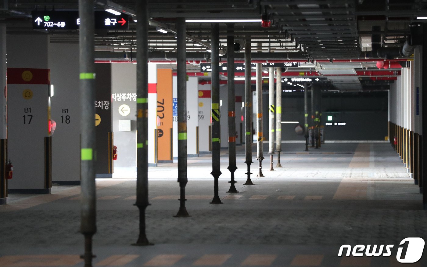 본문 이미지 - 1일 경기 오산시 한 아파트 지하주차장에 잭서포트&#40;하중분산 지지대&#41;가 설치돼 있다. 2023.8.1/뉴스1 ⓒ News1 김영운 기자