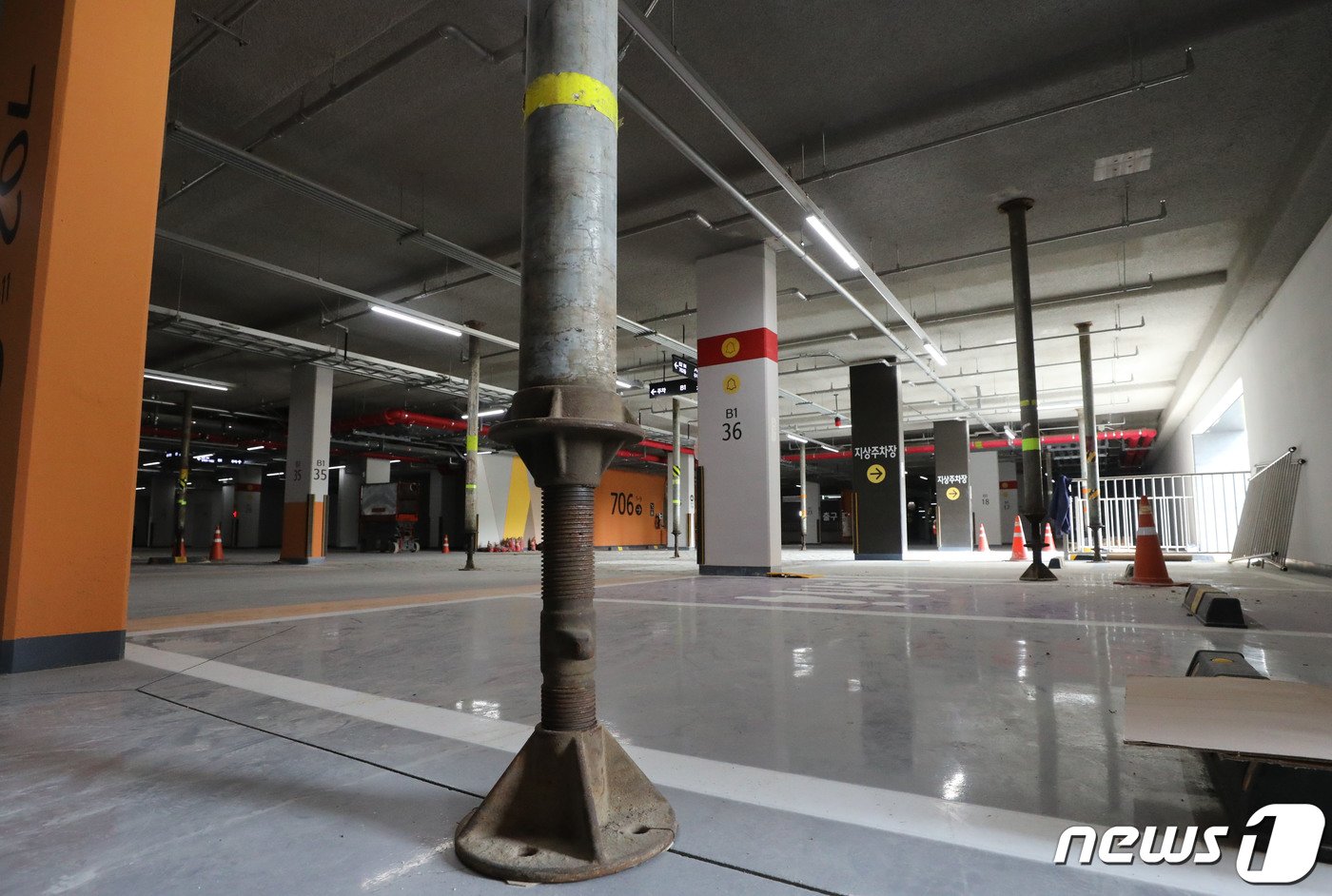 본문 이미지 - 1일 경기 오산시 청학동 오산세교2 A6블록 아파트 지하주차장에 잭서포트(하중분산 지지대)가 설치돼 있다. 국토부는 한국토지주택공사(LH)가 발주한 무량판 구조 아파트 91개 단지 중 철근 누락 15곳 아파트를 공개했다. 조사 결과 이 단지는 보강 철근 필요 기둥 90개 중 75개가 철근이 미흡하게 들어간 것으로 파악됐다. 2023.8.1/뉴스1 ⓒ News1 김영운 기자