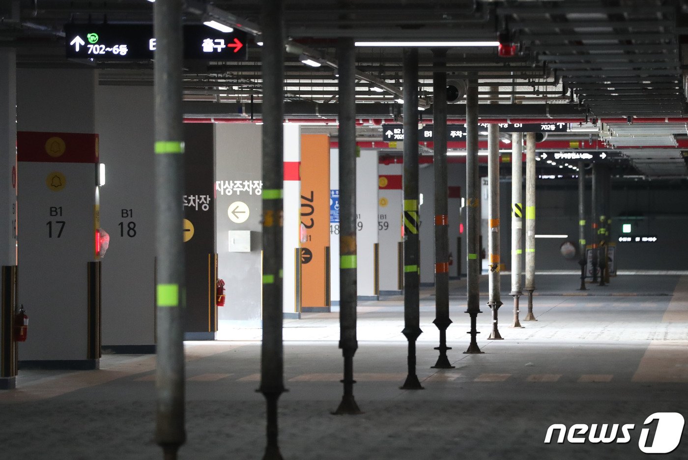 본문 이미지 - 1일 경기 오산시 청학동 오산세교2 A6블록 아파트 지하주차장에 잭서포트&#40;하중분산 지지대&#41;가 설치돼 있다. 2023.8.1/뉴스1 ⓒ News1 김영운 기자